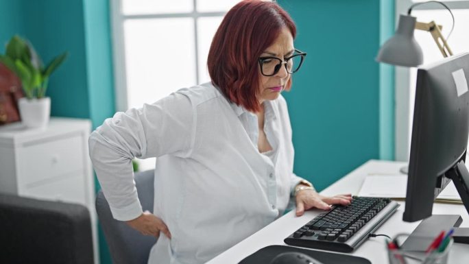 中年女性企业职员在办公室工作时腰疼
