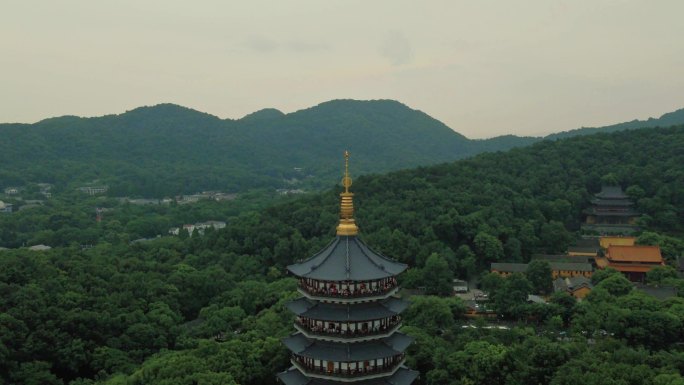 航拍西湖边的雷峰塔