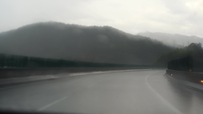 下雨天开车行驶在高速公路暴雨驾驶车辆交通