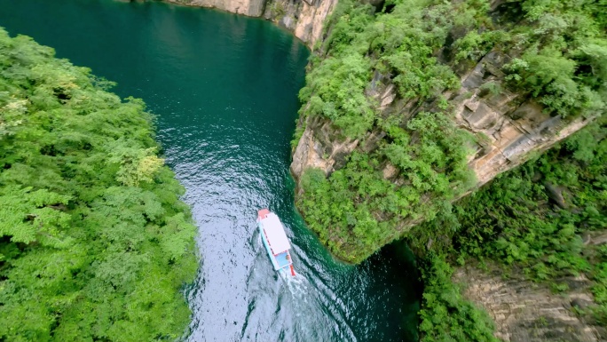 FPV拍摄八泉峡游船在峡谷中穿梭