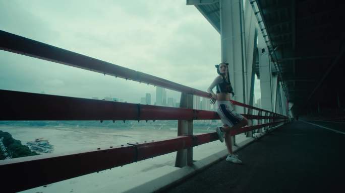在重庆轻轨跳街舞活力青春运动赛博视频素材