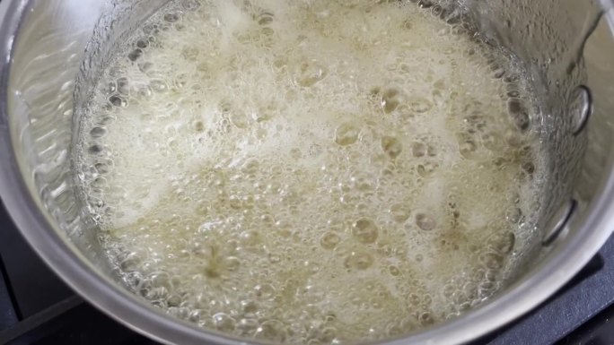 把糖煮沸制成甜糖浆的过程