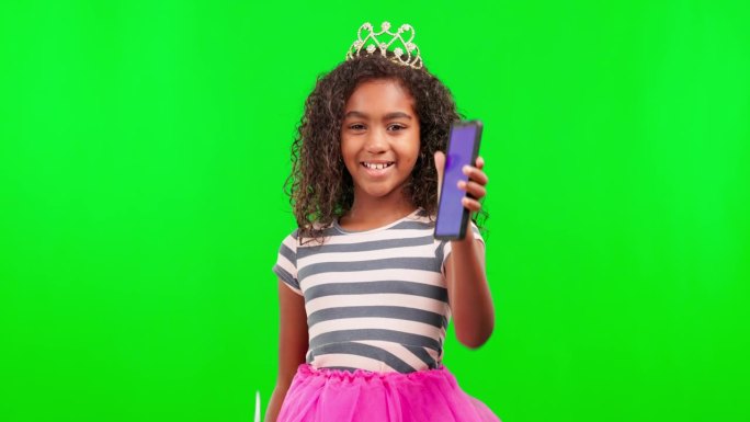 手机屏幕，模型和魔杖与孩子在绿屏工作室魔术，好消息和网上交易。快乐，公主服装和色度键与女孩的社交媒体