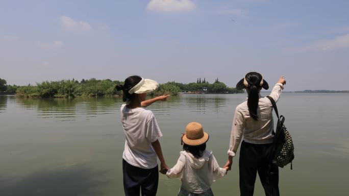 在尚湖看风景的一家人