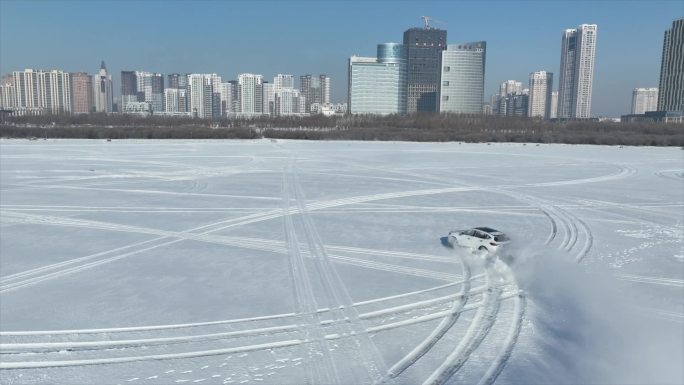 航拍雪地开车