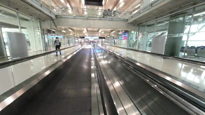 在新加坡国际机场的登机大厅，旅客拥挤不堪