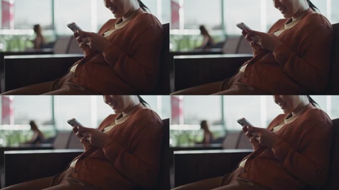 一个女人的手操作智能手机