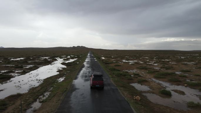 汽车行驶在内蒙古大草原航拍