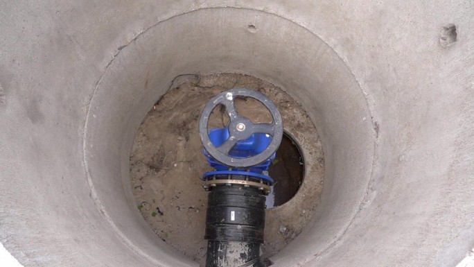 阀门:地下下水道的阀门混凝土井中的阀门或阀门