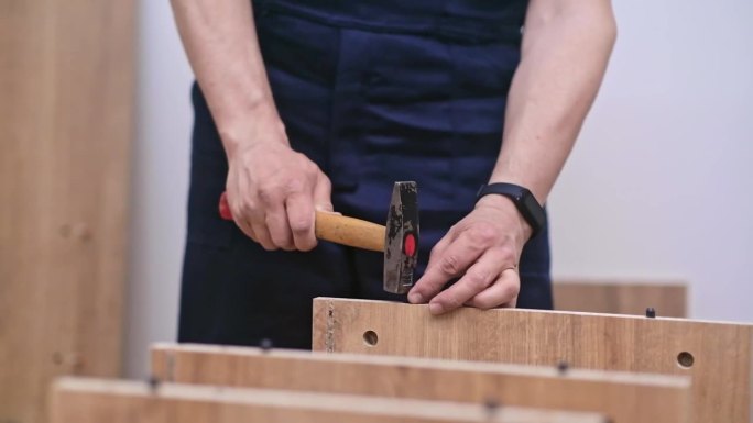 木家具固定杂工用专业工具将钉子打入木板