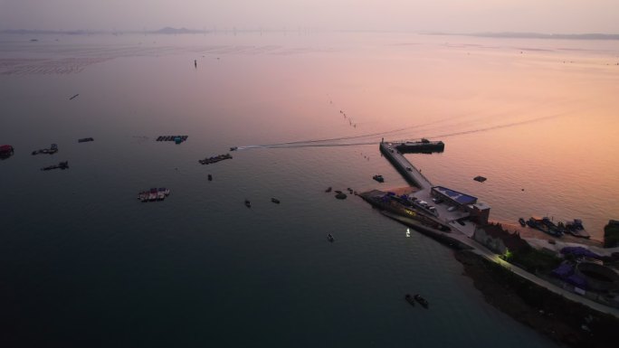 平潭大练岛码头傍晚海面小船行驶