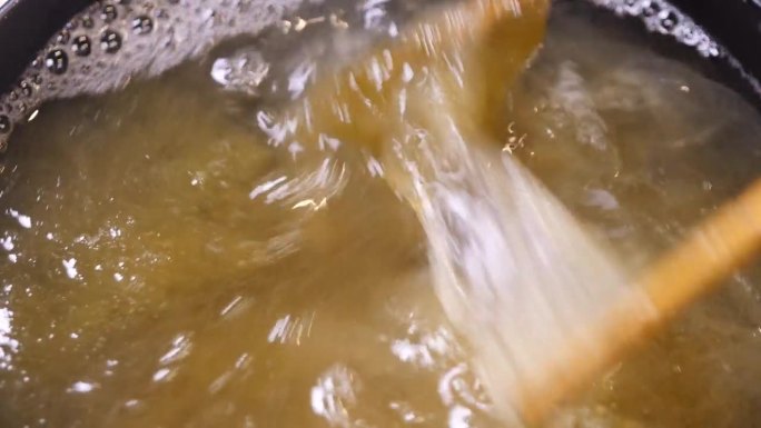 海带汤与鱼片高汤的特写视频。