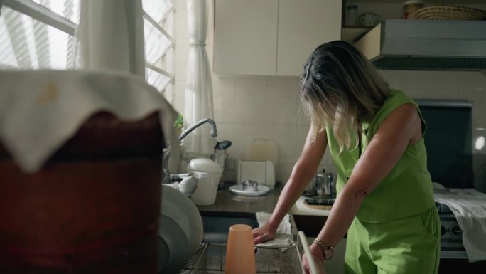 生活窘迫:中年妇女在厨房里的焦虑
