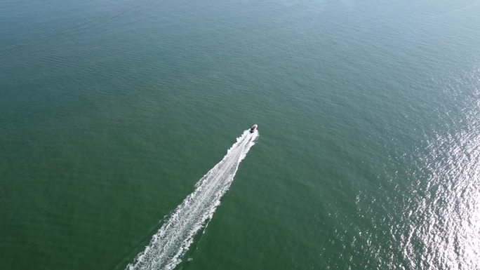 航拍大海中的船风光景色
