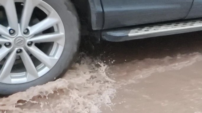 汽车走过积水路轮胎特写轮胎辗过水面 水花
