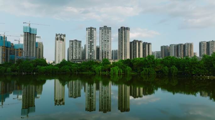 成都东湖公园蓝天白云美丽公园城市镜面对称