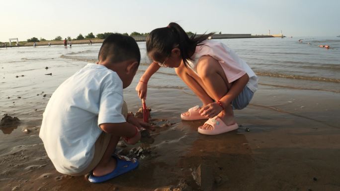 海边游客赶海