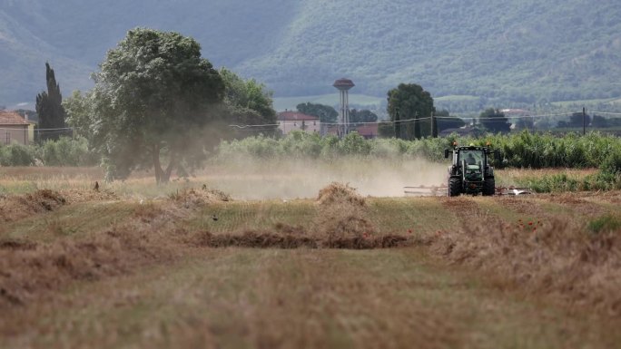 意大利的农业活动:拖拉机收集干草