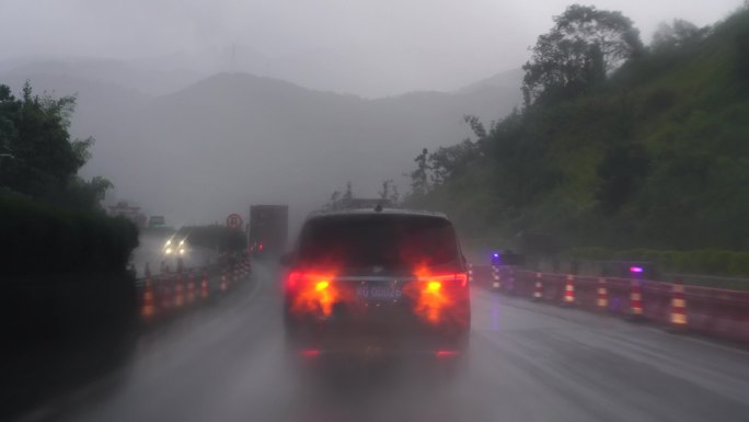 下雨天开车行驶在高速公路暴雨驾驶车辆交通