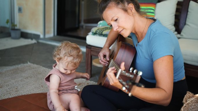 妈妈在客厅弹/教宝宝弹吉他