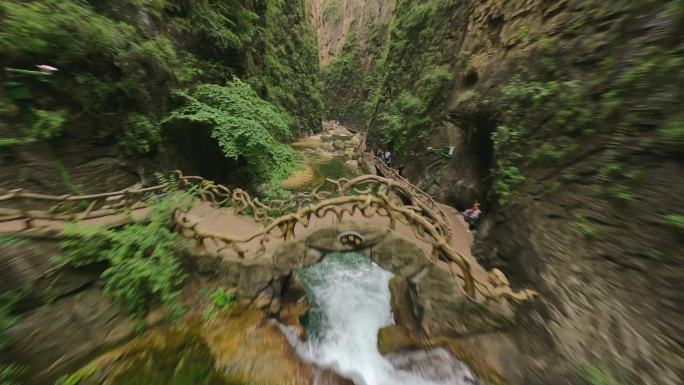 FPV拍摄八泉峡俯冲后穿越溪流
