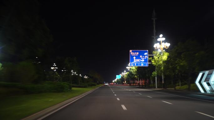 夜间开车行驶在城市道路夜晚深夜开车驾驶