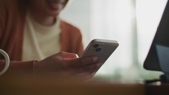 特写女性使用智能手机