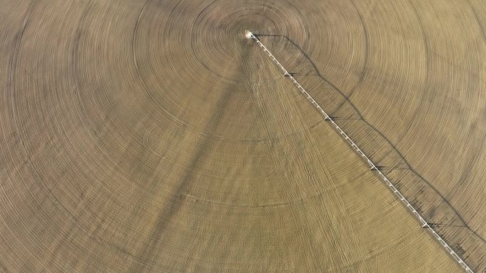 加州沙漠中圆形农场的航拍照片