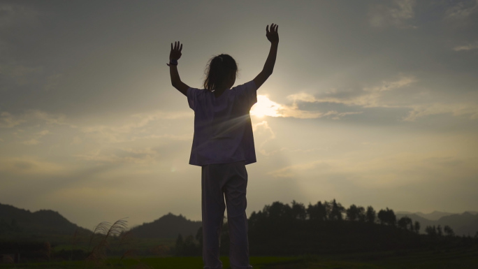 朝太阳挥手小女孩