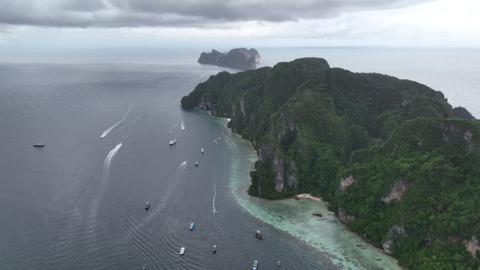 泰国大皮皮岛屿繁忙的海岸自然风光航拍