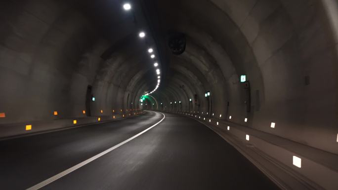 下雨天开车行驶在高速公路暴雨驾驶车辆交通