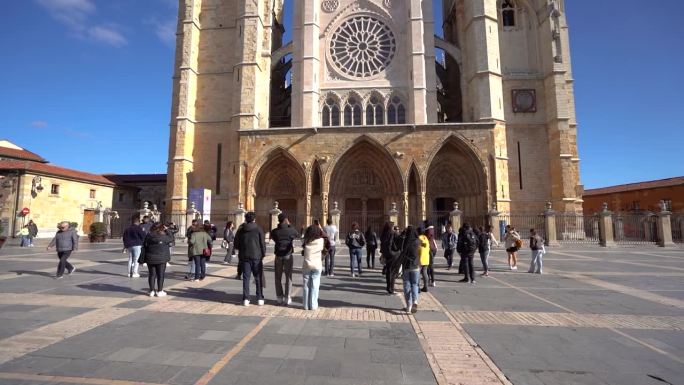 这是里昂市中心里昂大教堂前的慢镜头