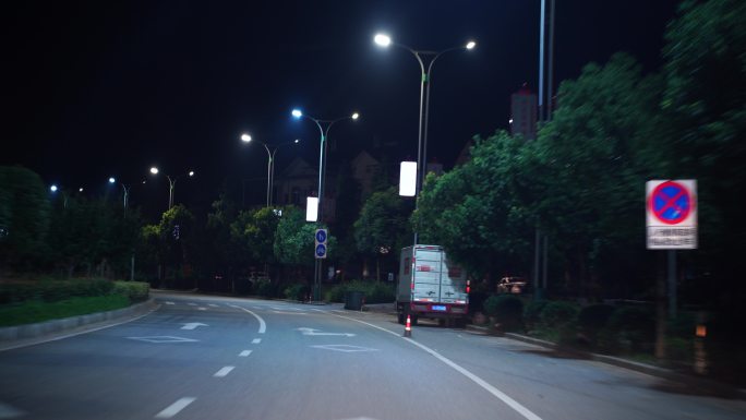 夜间开车行驶在城市道路夜晚深夜开车驾驶