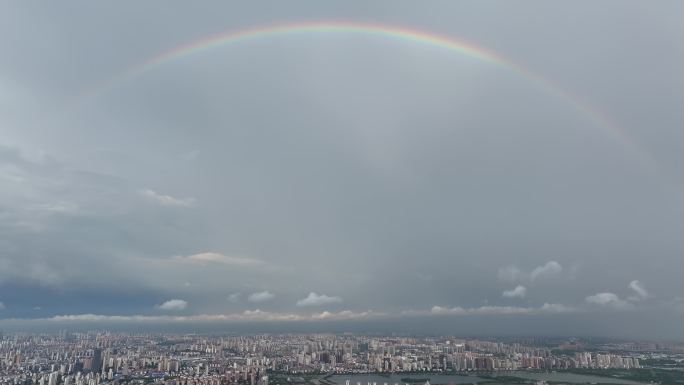 雨后城市上空的彩虹