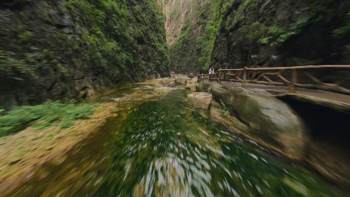 FPV拍摄峡谷中沿着溪流穿梭