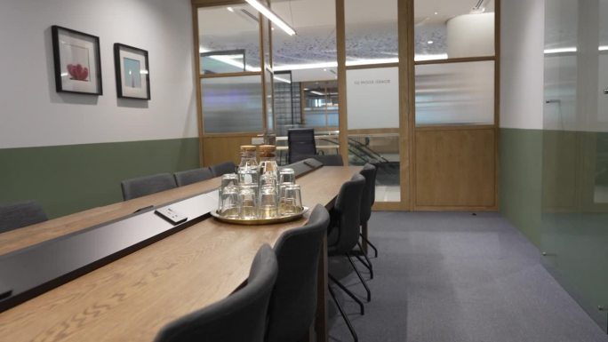 会议室的角度与会议桌和椅子