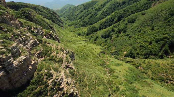 FPV拍摄从山地俯冲飞入山谷