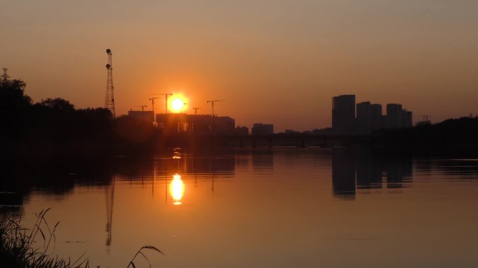 夕阳红阳西斜水边夕阳晚霞日落河边落日