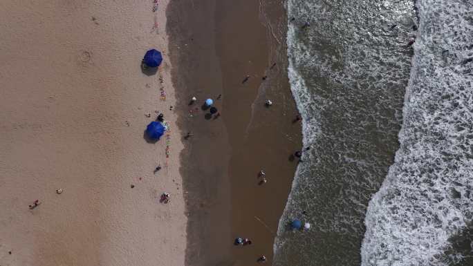 航拍阳光沙滩海浪人群