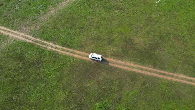 航拍跟拍户外汽车行驶