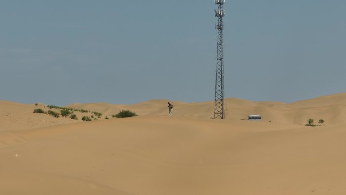沙漠 人物 走动 一个人 航拍