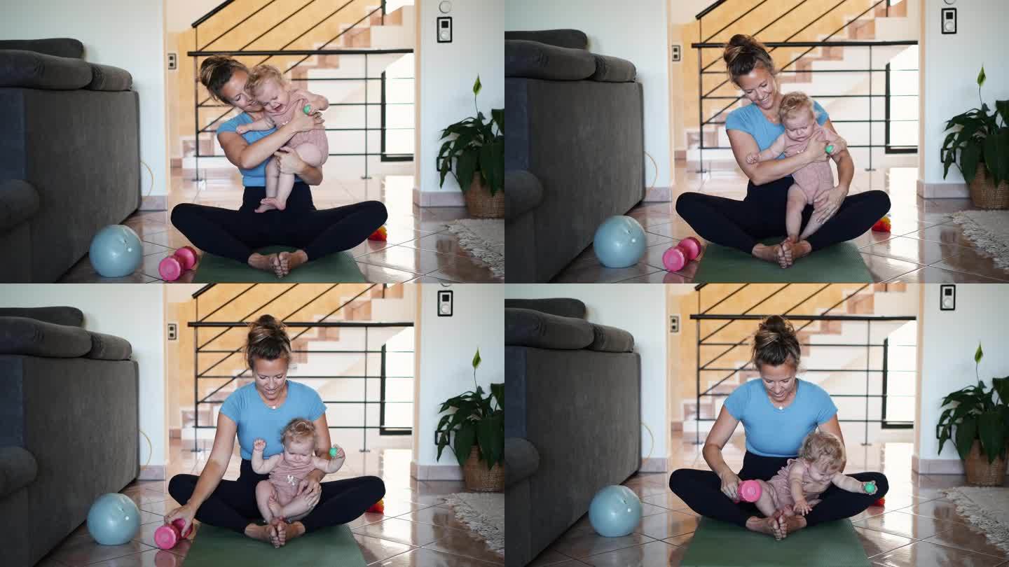 一名妇女和婴儿坐在客厅的瑜伽垫上