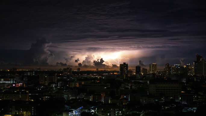 暴雨电闪雷鸣