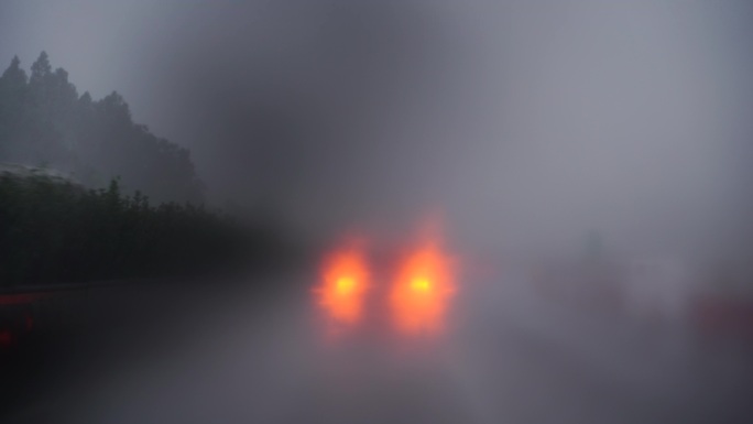 下雨天开车行驶在高速公路暴雨驾驶车辆交通