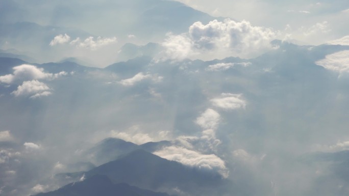 云海之上 航空乘客视角俯瞰群山