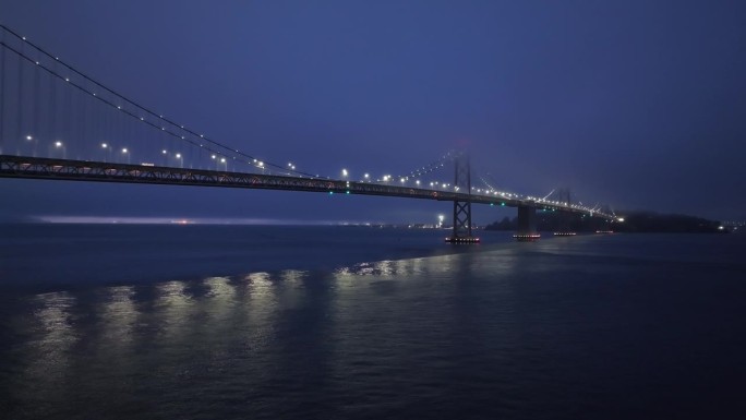 旧金山和海湾大桥的空中夜景