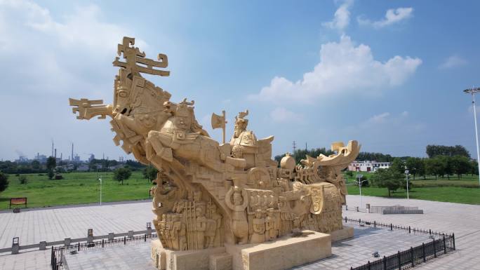 巨大古代金色雕像造型