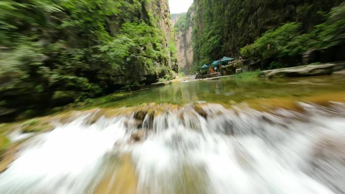 FPV拍摄八泉峡俯冲贴近水面飞行