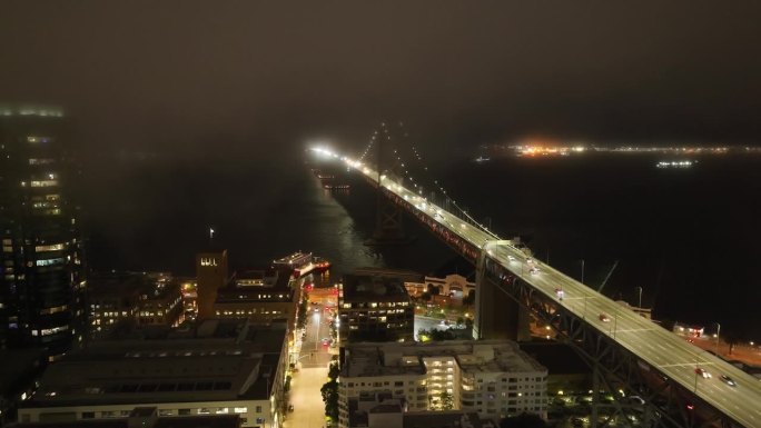 旧金山和海湾大桥的空中夜景