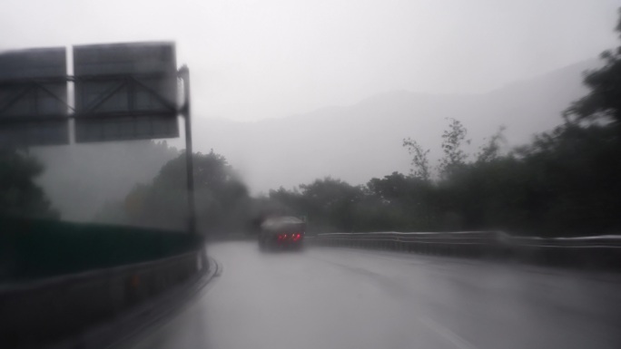 下雨天开车行驶在高速公路暴雨驾驶车辆交通